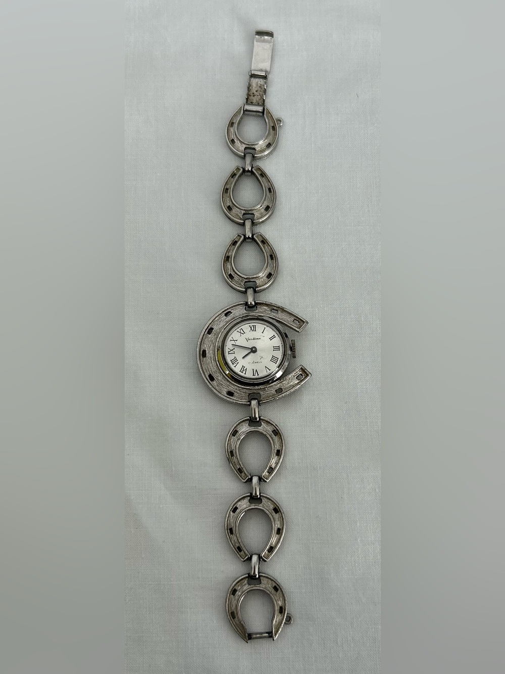 RARE Vendôme Woman's Watch Featuring A Unique Horseshoes Shapes Link 17 Jewels